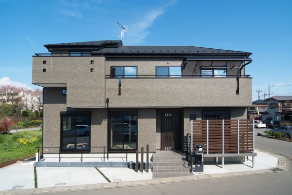 ダーク調で中二階構造の外観