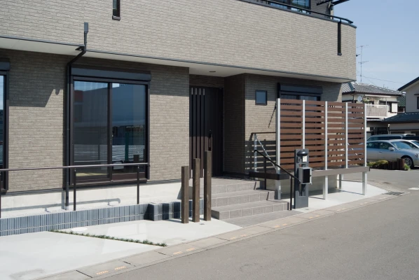 好立地によりアルミパーツで玄関演出