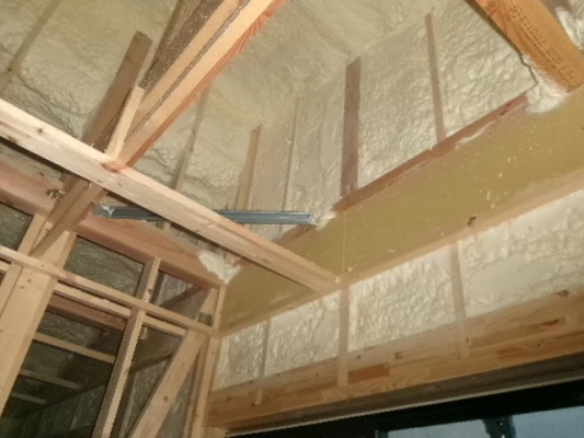 天井・屋根までびっしりと吹付断熱施工