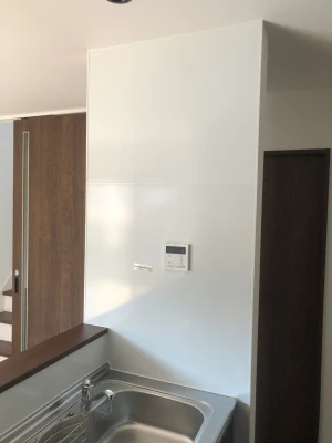 このキッチンパネルは磁石がくっつきます