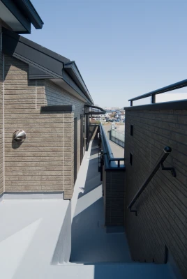 バルコニーにスキップフロア階段