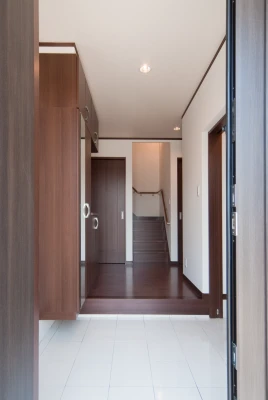 二世帯共通の広々玄関ホール