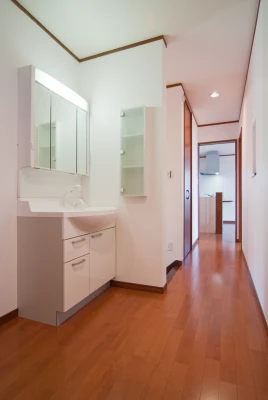 二階ホールにある洗面化粧台