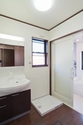 シックな雰囲気の洗面脱衣室