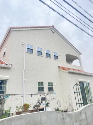 白の外観に窓は全て格子窓を採用しております！