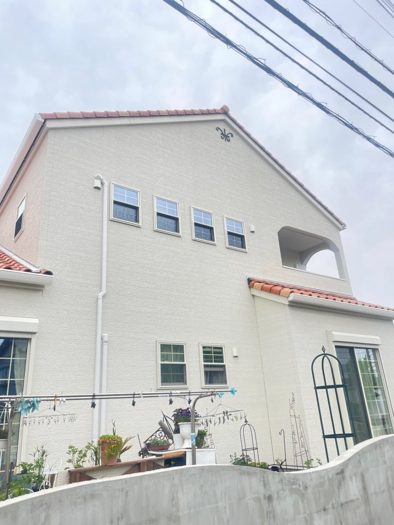 白の外観に窓は全て格子窓を採用しております！