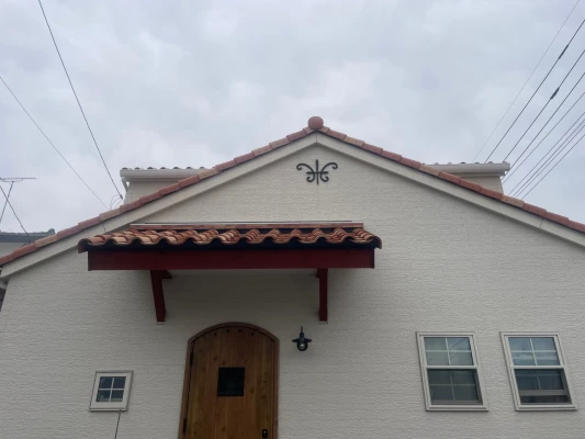 玄関部には洋瓦のアクセント！