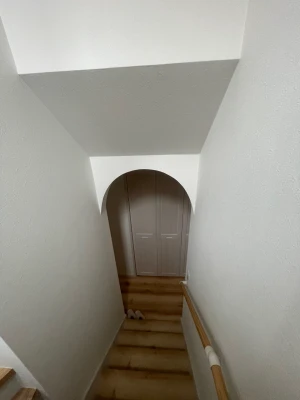 1階へ降りる階段の壁もアール壁です！