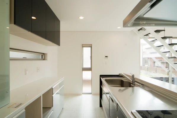 シックな対面キッチンとファニチャー