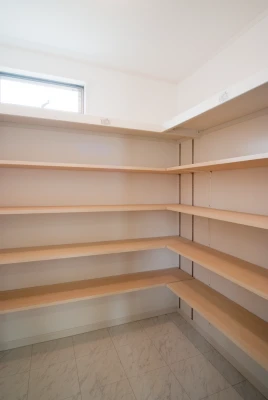 キッチン奥にＬ型棚のパントリー