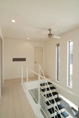 二階ホールの吹き抜け空間