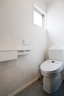 ホワイト基調の一階トイレ