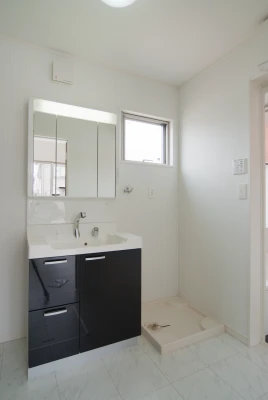 モノトーンの洗面脱衣室