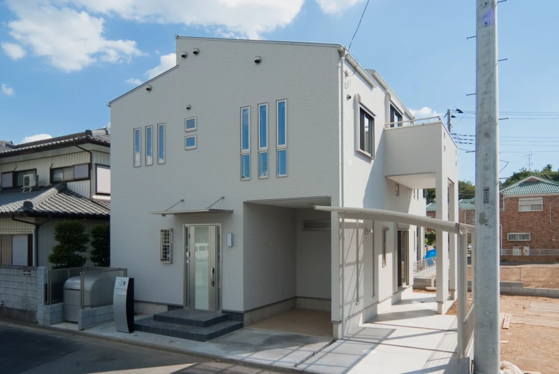 ブリッジ型バルコニーのある外観