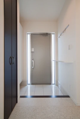 カウンター棚とフックのある広々玄関