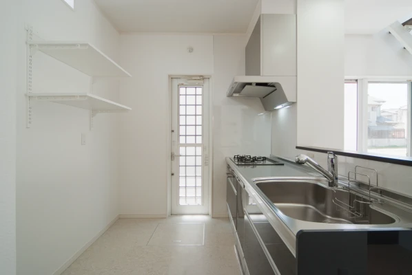 対面キッチン背面には便利な可動棚