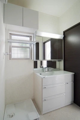 ワイド洗面化粧台と吊収納＆下がり棚