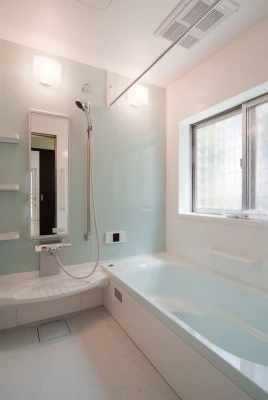 淡い水色のカワイイユニットバス