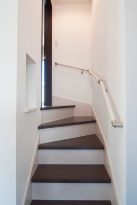 ニッチとスキップフロアの主寝室