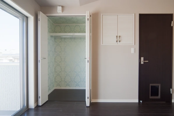 ワンちゃん扉とワイヤー物干しの主寝室