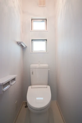 星型照明器具のついた二階トイレ