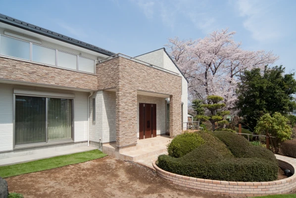 記念植栽を飾るアーチ花壇と桜の眺望