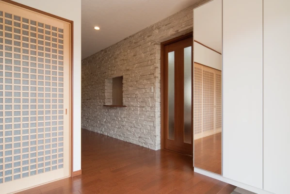 玄関ホールに石張り壁で囲った大型ニッチ