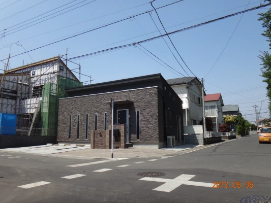 ファサード石張りのシックな平屋事務所