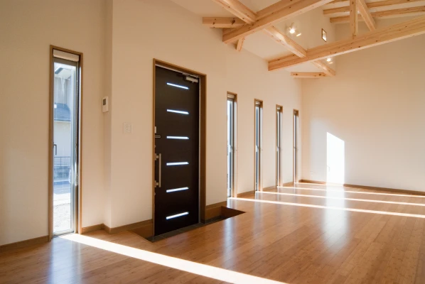 見せ梁と勾配天井の事務所スペース