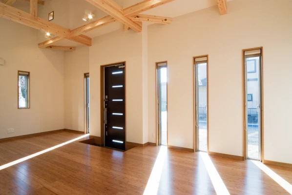 光りが射し込む南面の明るい室内