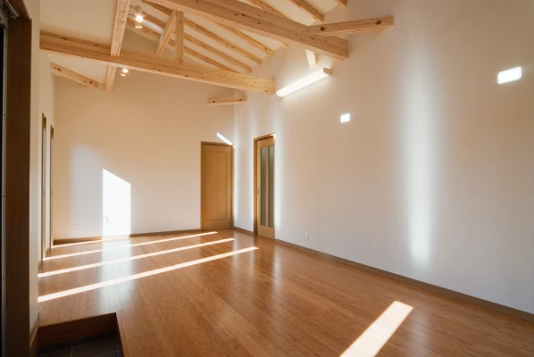 開放感のある天井高とスポット照明