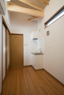 炊事室のコンパクトミニキッチン