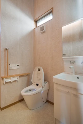 木製間仕切り設置前のトイレと化粧台