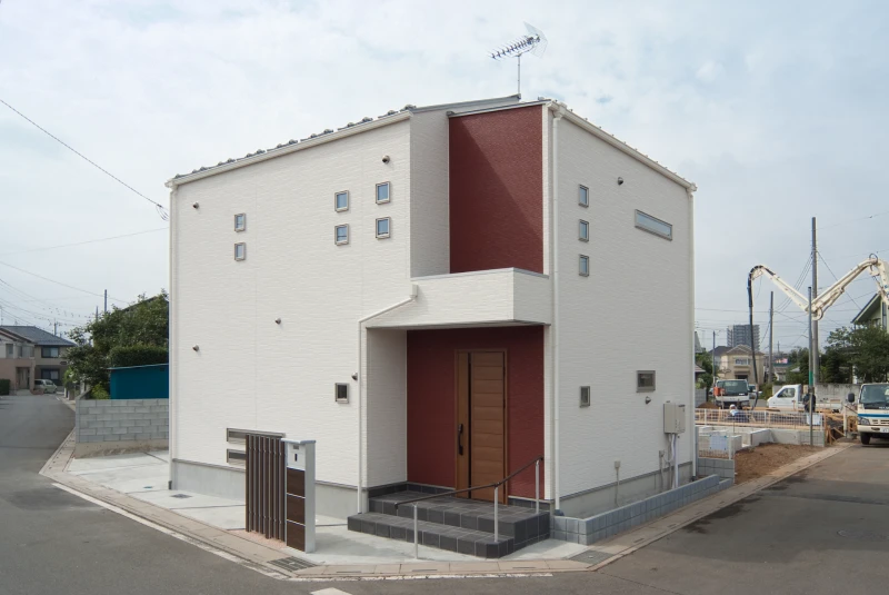 赤い外壁が際立つスタイリッシュな外観