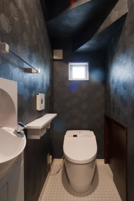 ネイビー色の収納手洗噐付き一階トイレ