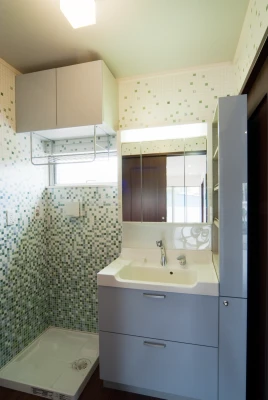 モザイク壁とトールキャビ付き洗面化粧台