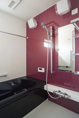 外観に合わせたレッド壁ユニットバス