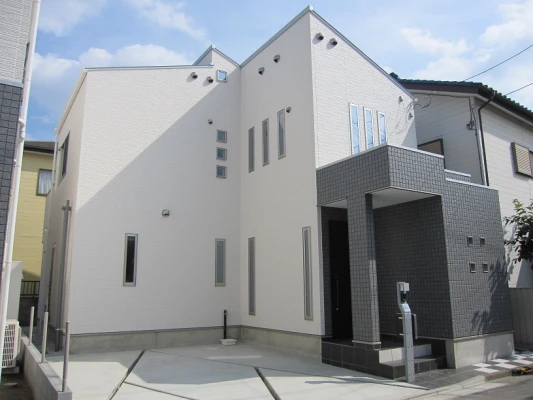 グレー色とホワイト色のモダンな外観