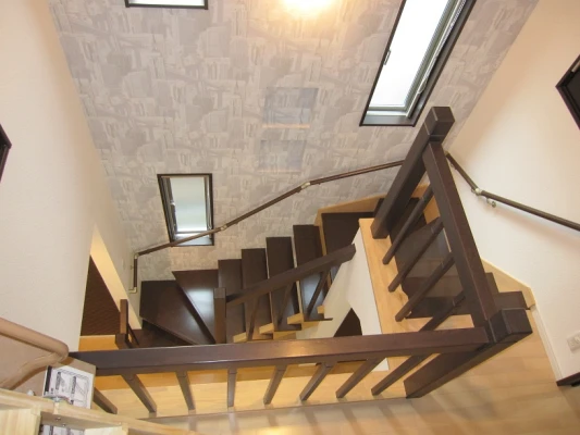 木製のストリップ階段と手摺