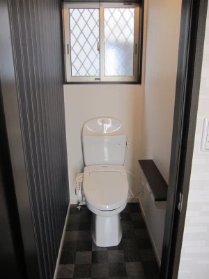 ブラック網代柄の一階トイレ