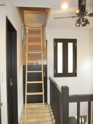 二階吹き抜けホールのグルニエ梯子