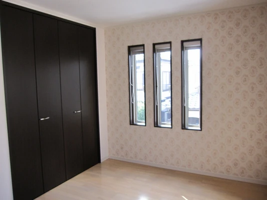 ポップ柄壁紙の子ども室