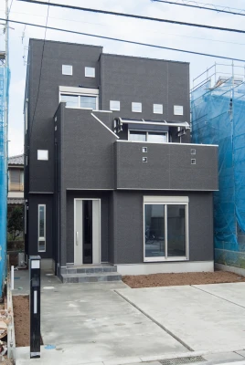 ブラック外壁とメタルシルバー扉の外観