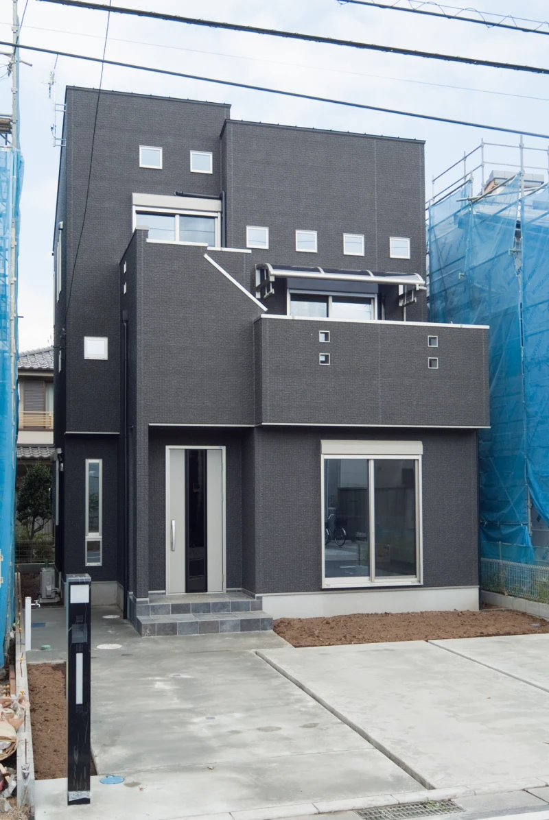 ブラック外壁とメタルシルバー扉の外観