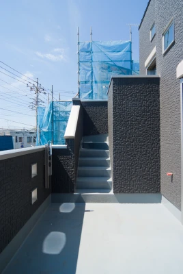 スキップフロアのバルコニー階段