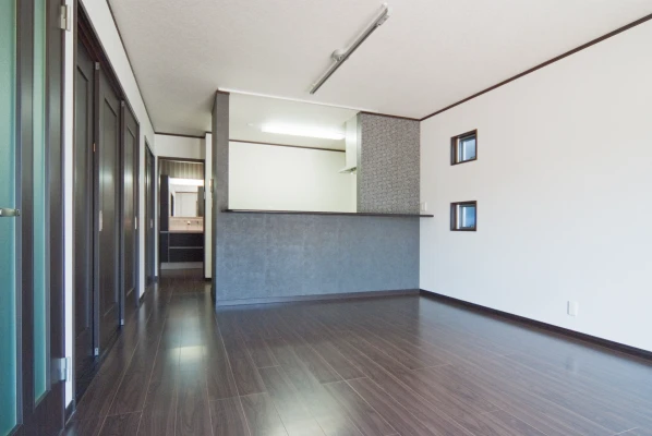 ブラック色アクセント壁紙のＬＤＫ