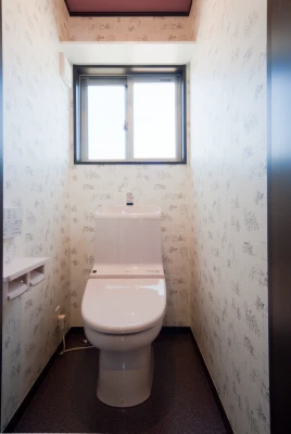 紫天井とポップ柄壁紙の二階トイレ