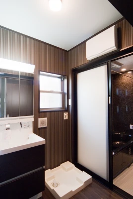 エレガントブラウン色の洗面脱衣室