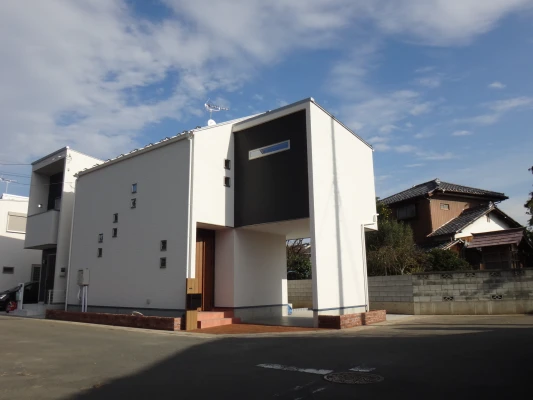 ピロティガレージと都市型モダンの外観