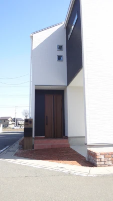 洋レンガとテラコッタタイルのポーチ